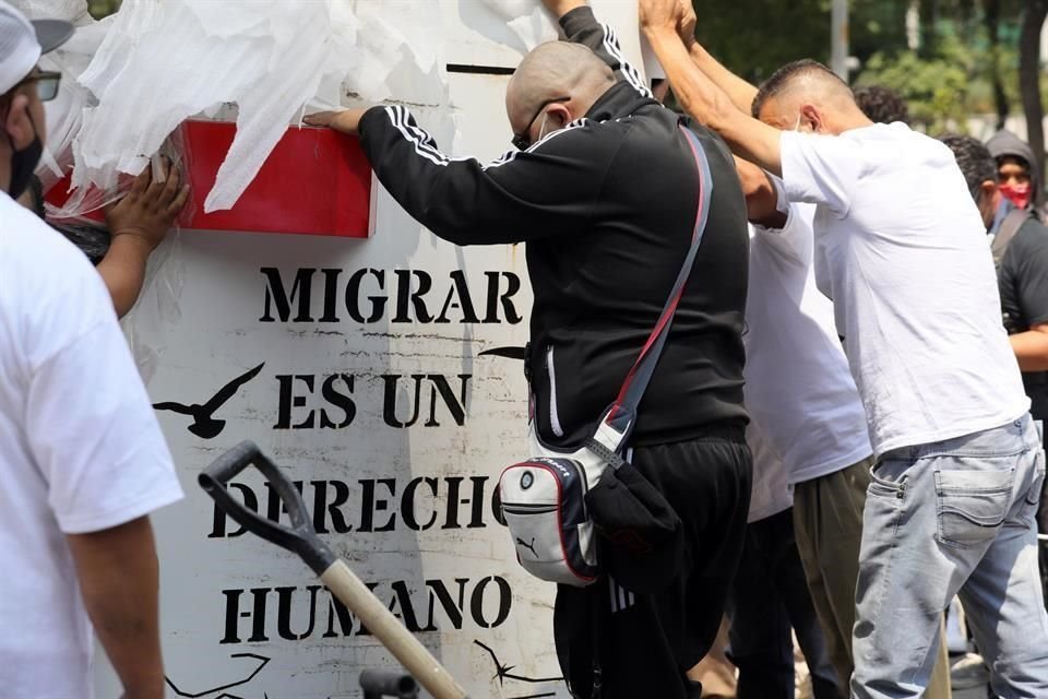 Inconformes trabajan en el levantamiento de un 'antimonumento' en la CDMX, para conmemorar 10 años de la masacre de migrantes en San Fernando, Tamaulipas.