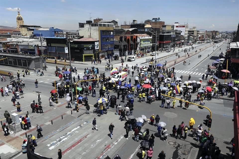 Personas protestan contra las medidas de confinamiento dictadas por las autoridades de Bogotá, Colomiba.