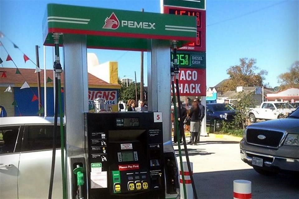 Factores como altos impuestos a combustibles provocan que mexicanos paguen 43% más en gasolina y diésel, a comparación de países como EU.