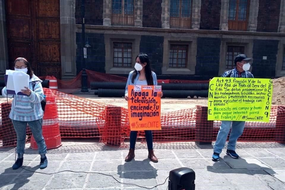 Los inconformes protestaron afuera de la SEP.