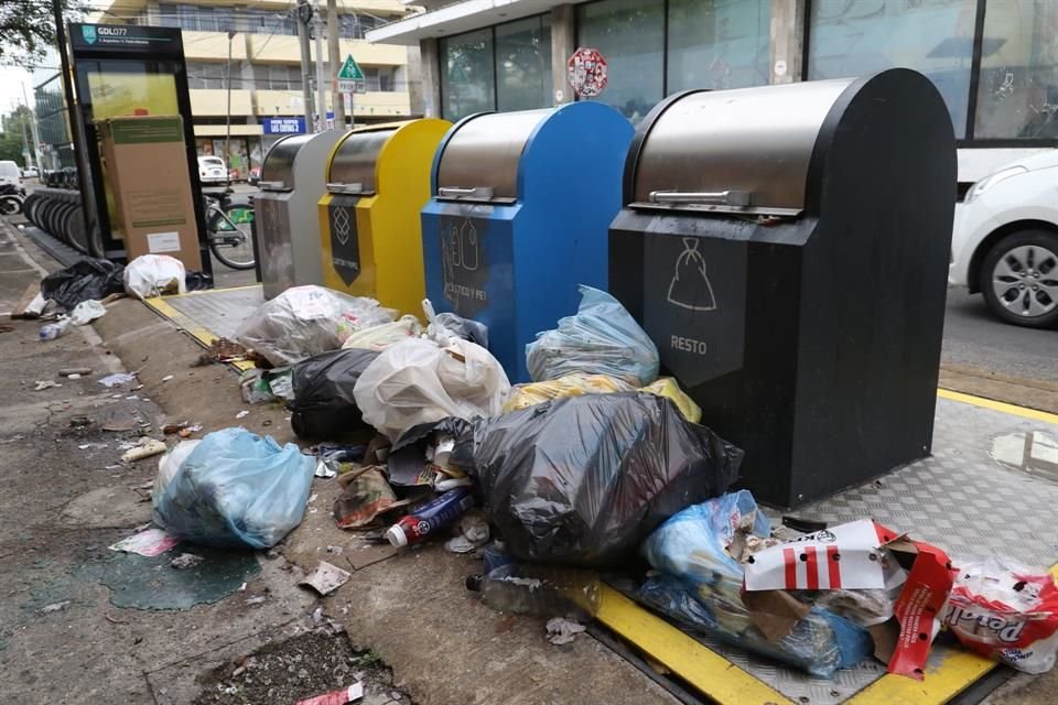 Así estaba ayer a las 8:50 horas el Punto Limpio de la Calle Argentina casi al cruce con Pedro Moreno.