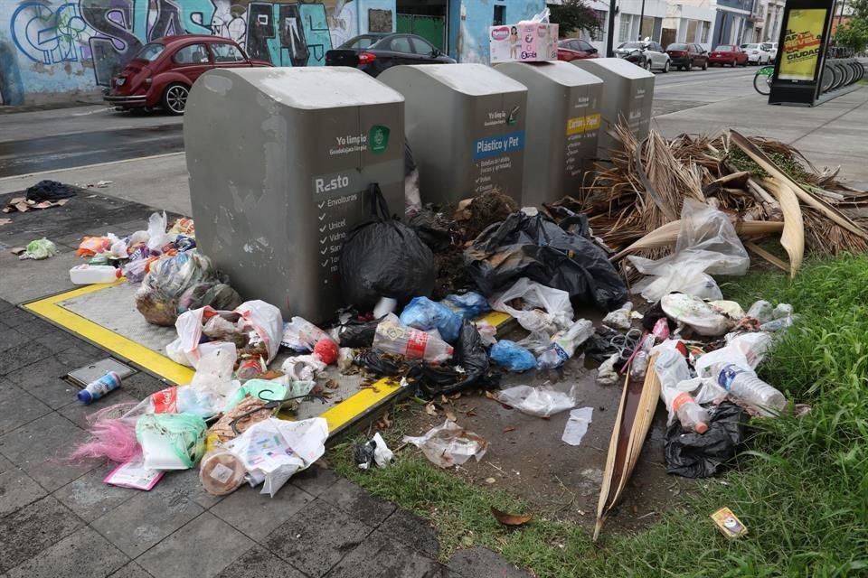 En el Punto Limpio de la Calle Donato Guerra y La Paz la basura estaba desbordada ayer, incluso había ramas.