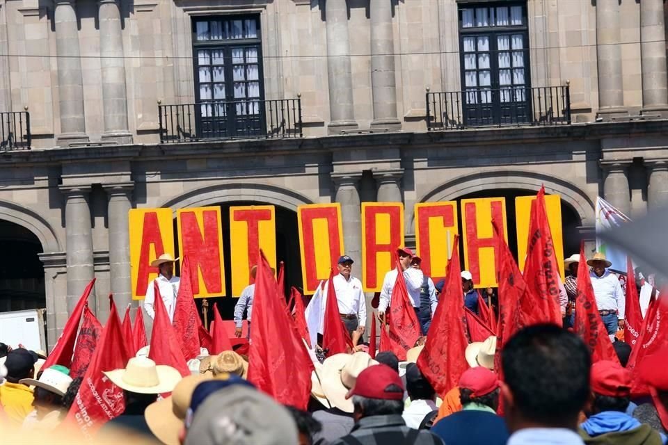 La UIF bloqueó cuentas bancarias de Antorcha Campesina en Edomex y de su líder en Puebla, que en conjunto registran anomalías por 1,646 mdp.