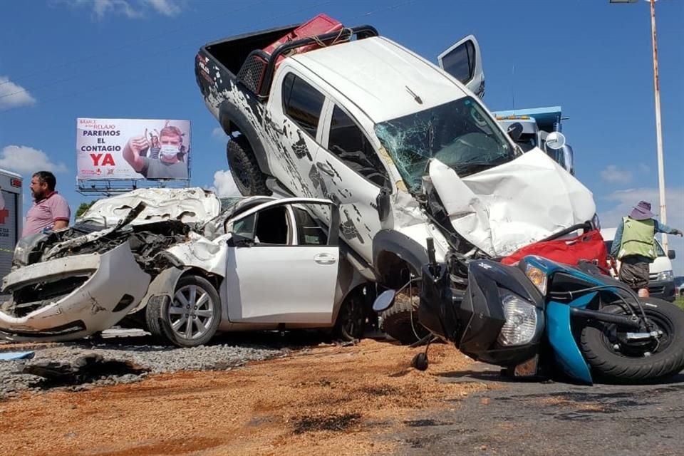 El conductor de la moto perdió la vida en el lugar y la Hilux quedó encimada sobre el vehículo de carga y el Yaris.