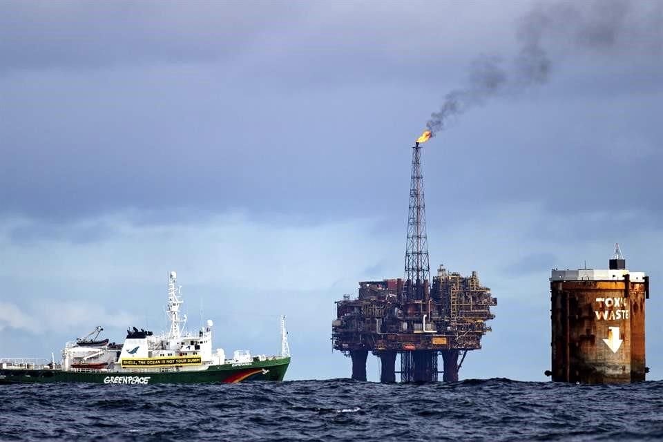 El alza del petróleo, que suele moverse en línea con las acciones, sigue limitada por las preocupaciones sobre la demanda.