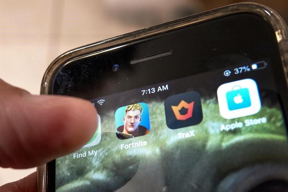 App de Fortnite desplegada en un teléfono  iPhone.