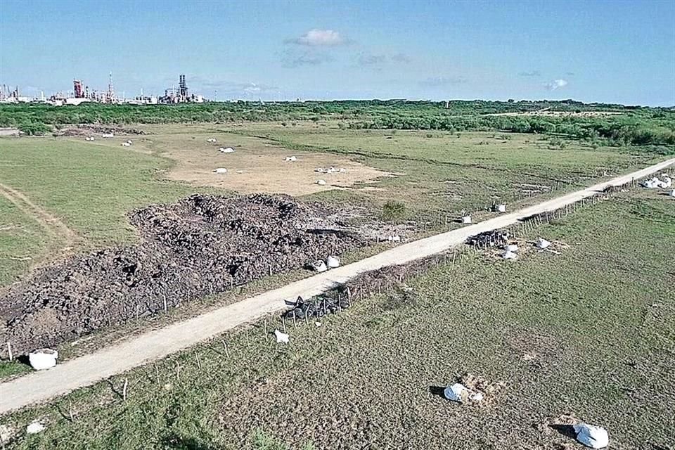 Ante la visita de AMLO a la refinería de Cadereyta, personal de Pemex tapó con tierra la zona afectada por un derrame.