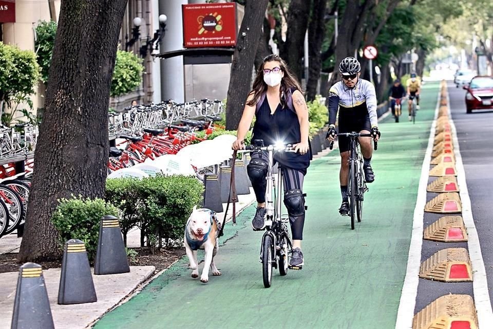 En Paseo de la Reforma la ciclovía fue implementada por las autoridades por el carril derecho de la avenida.