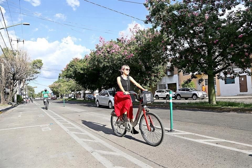 Los ciclistas utilizan el carril exclusivo habilitado también en el carril derecho de la Avenida Federalismo.