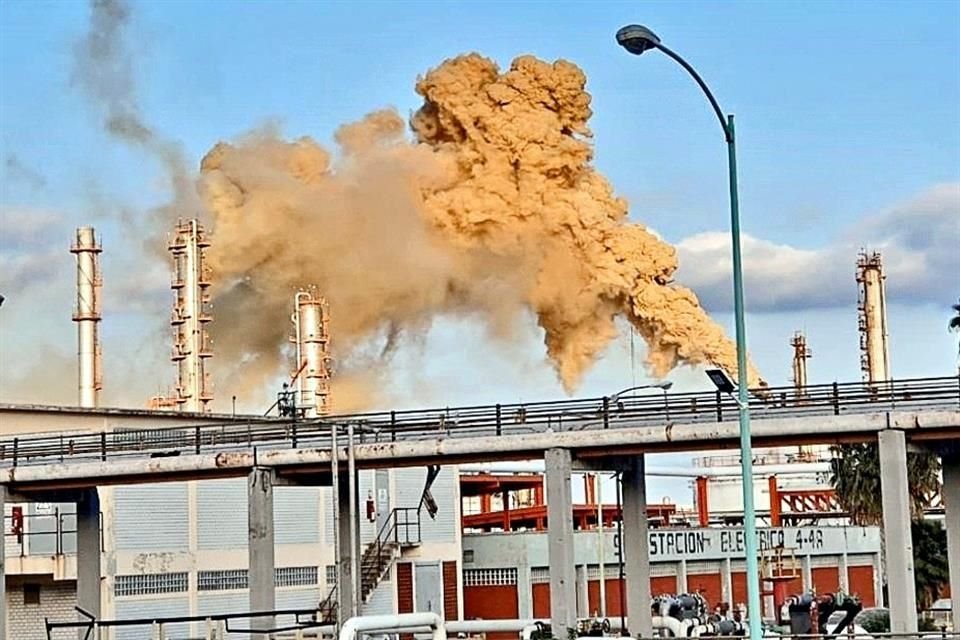 La Refinería de Cadereyta emite contaminantes que bañan al área metropolitana.