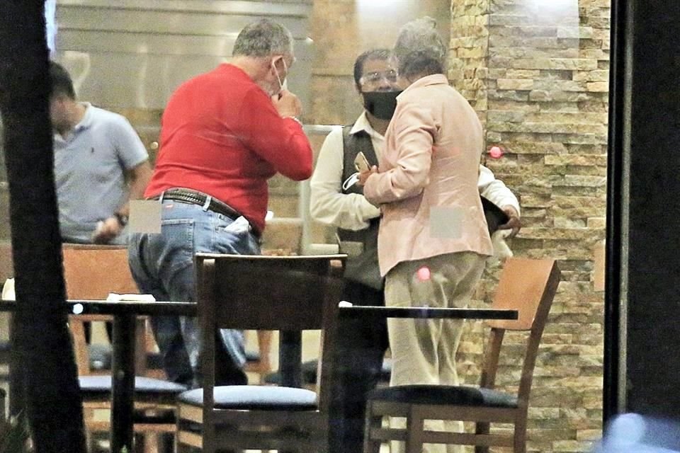 Por la noche, en el Restaurante Astros del hotel se observó cenando a la Secretaria de Gobernación, Olga Sánchez Cordero, quien se retiró del lugar a las 21:30 horas.