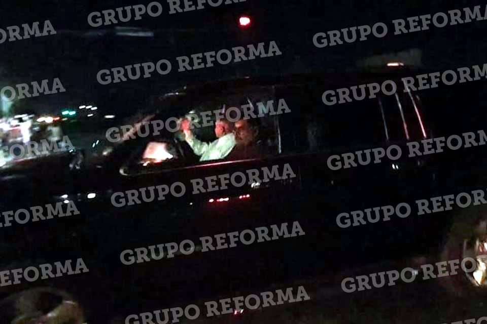 López Obrador saluda al arribar a las instalaciones de la Séptima Zona Militar.