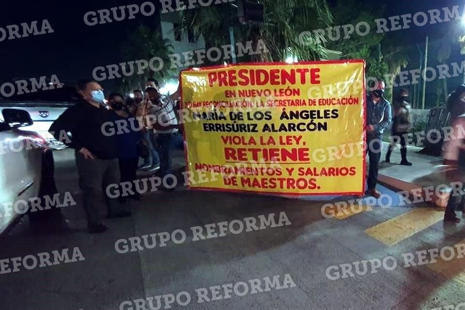 Un grupo de maestros se manifestó en el sitio.