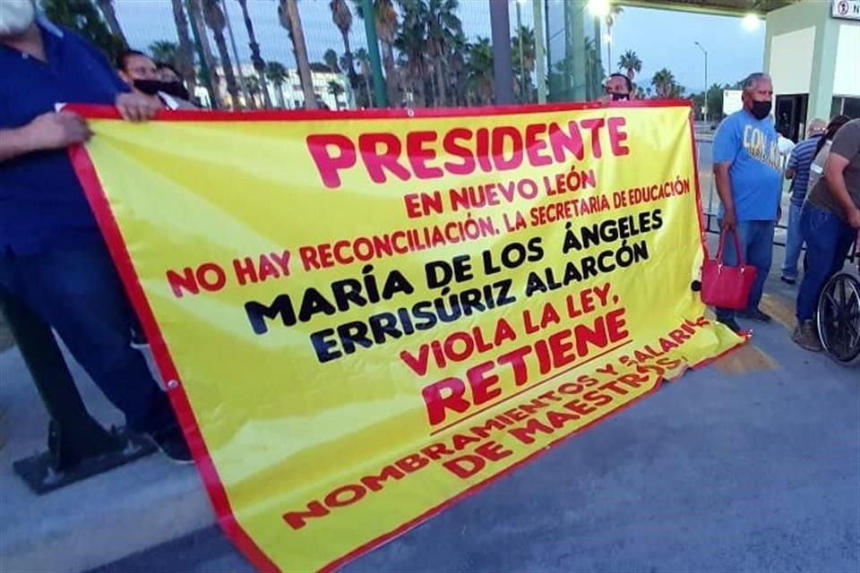 Un grupo de 10 maestros reclama al Presidente Andrés Manuel López Obrador el abandono.