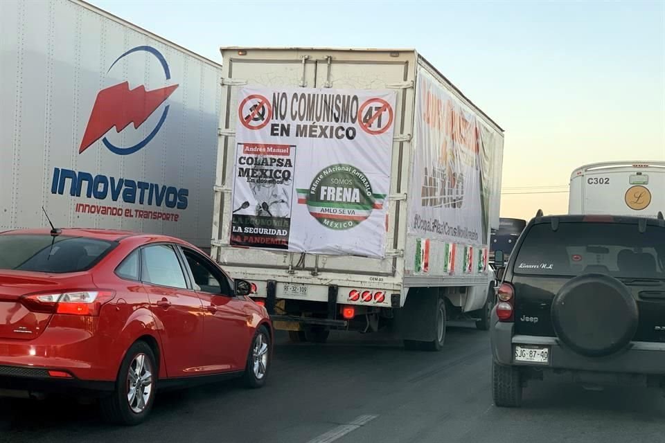 La caravana de vehículos estuvo unos 25 minutos en el tráfico.