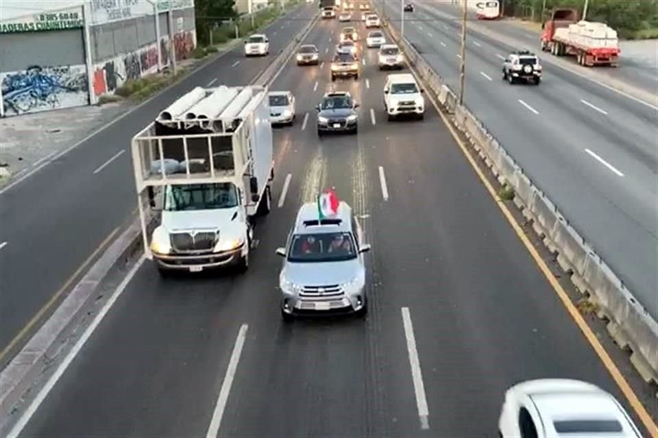 La caravana se dirige a la Séptima Zona militar.