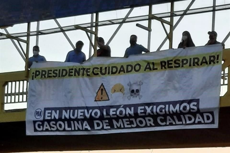 2020).- Militantes del PAN colocaron mantas con las que protestaron por la visita del Presidente Andrés Manuel López Obrador.