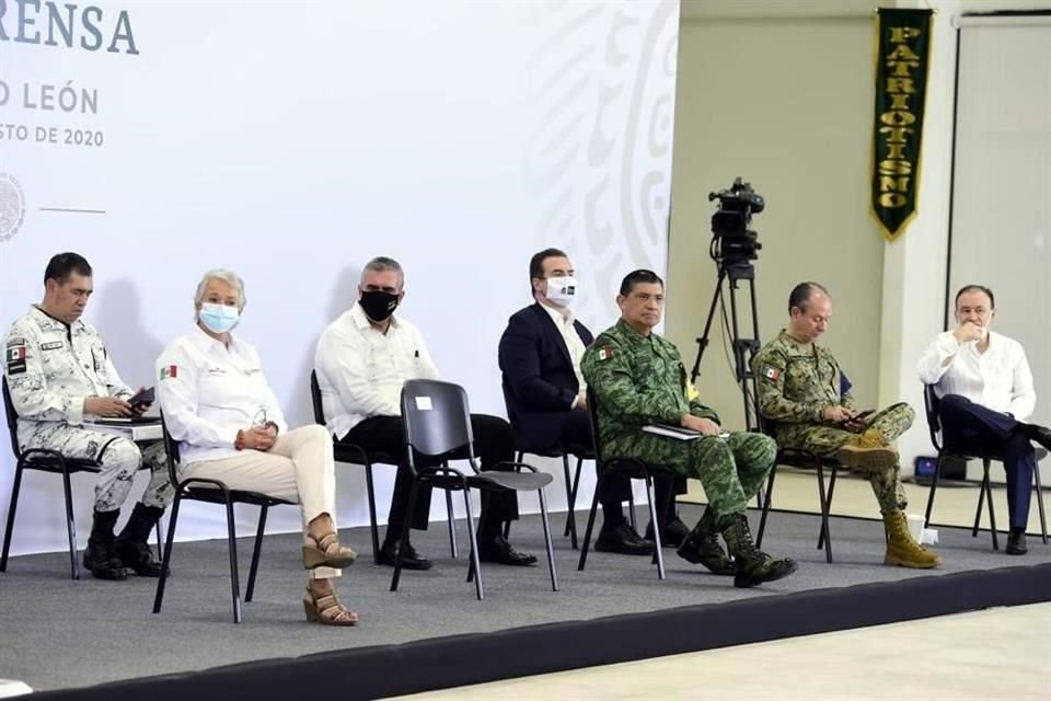 El panel de asistentes incluía también a Luis Cresencio Sandoval, secretario de la Defensa Nacional, y José Rafael Ojeda, secretario de Marina.