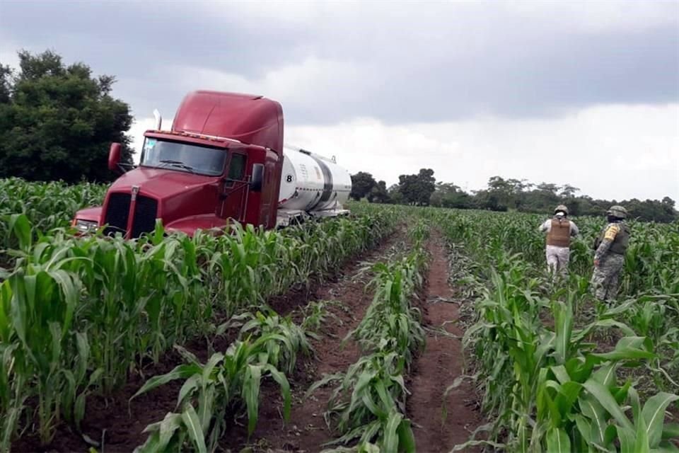 En Cunduacán, Tabasco, se aseguró una toma ilegal y un camión acoplado a un tanque cisterna con 24 mil litros de gasolina.