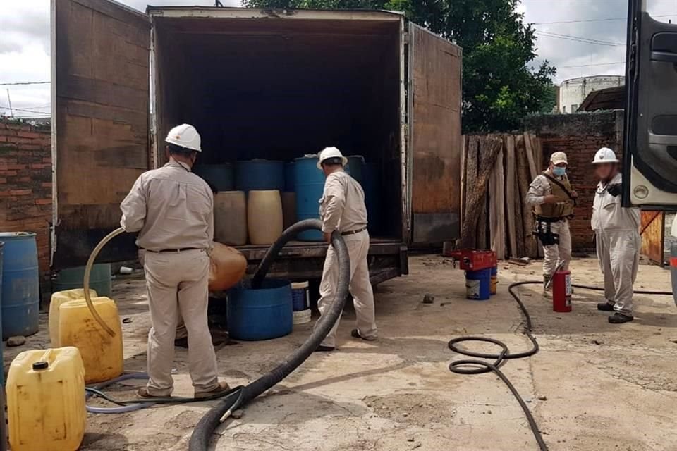 En el Municipio Casimiro Castillo, en Jalisco, el Ejército aseguró contenedores y recipientes con 5 mil 500 litros de gasolina.  