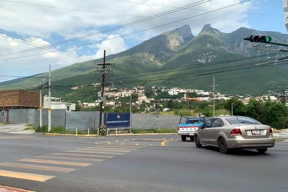 En avenida Revolución y Sendero Sur, en Contry La Silla, se planea construir la torre de departamentos Akira.
