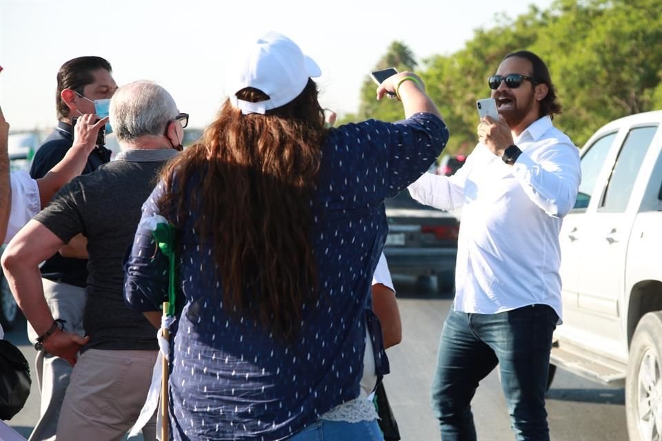  Simpatizantes de AMLO se enfrentaron afuera con grupos que protestaban contra la presencia del Mandatario, que adentro fue arropado.