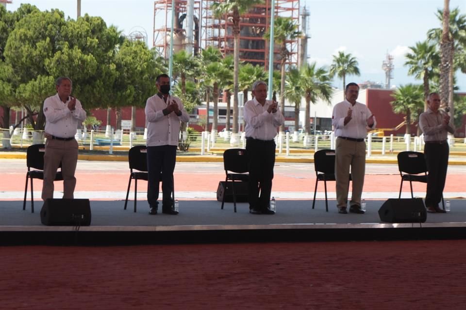 Dentro de la refinería hubo cordialidad, mientras que afuera llovían reclamos.