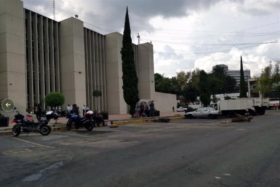 Más de 50 automóviles que obstruían el paso en calles aledañas a la sede de la Alcaldía Cuauhtémoc fueron retirados.