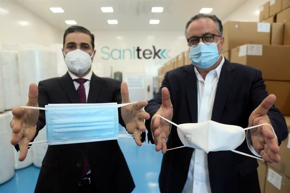 Tony GresatI y Miguel Hawa, de Sanitek Pro, muestran los cubrebocas de 3 capas y N95 que fabrican.