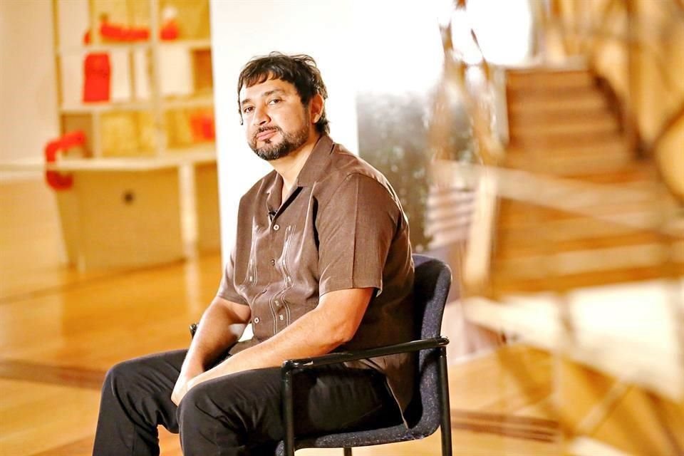 Héctor Zamora nació en la Ciudad de México en 1974. Su obra ha estado en la Bienal de La Habana, Bienal de Venecia, Ural Industrial Biennial of Contemporary Art y en el Palais de Tokio.