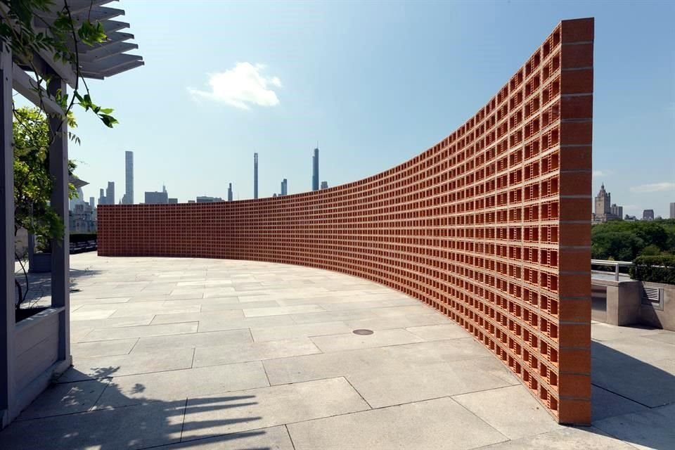 La obra es un muro curveado de 30 metros de largo por tres de alto construido con mil 740 ladrillos de terracota fabricados en Monterrey.