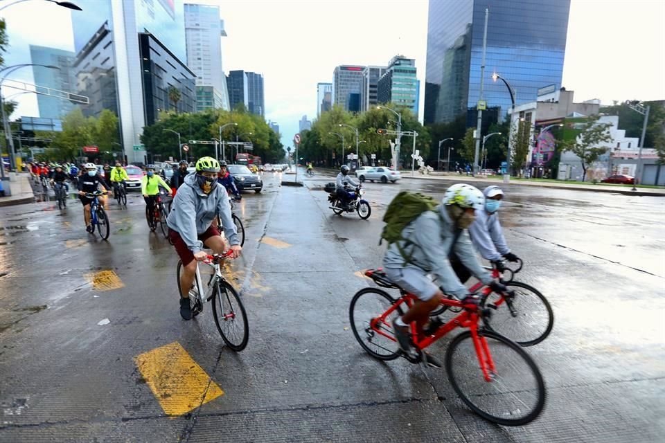 Pese a un aguacero, los ciclistas marcharon para exigir la permanencia de su vía.