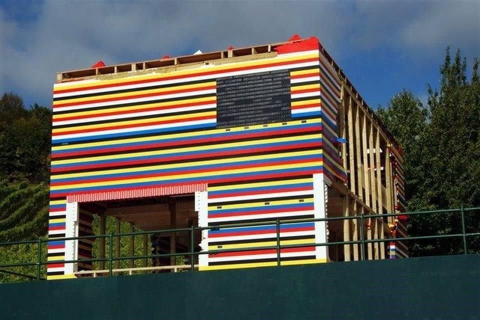 Para construir este proyecto se utilizaron cerca de 3.3 millones de estos bloques de juguete hechos de plástico.