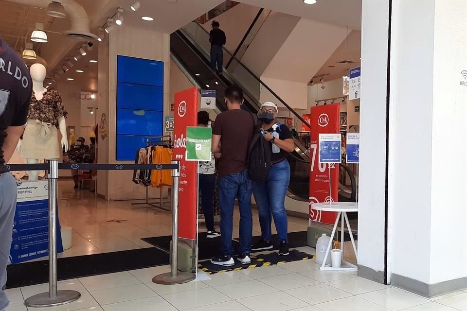 Comercios formales y plazas comerciales sí cumplen las medidas sanitarias.