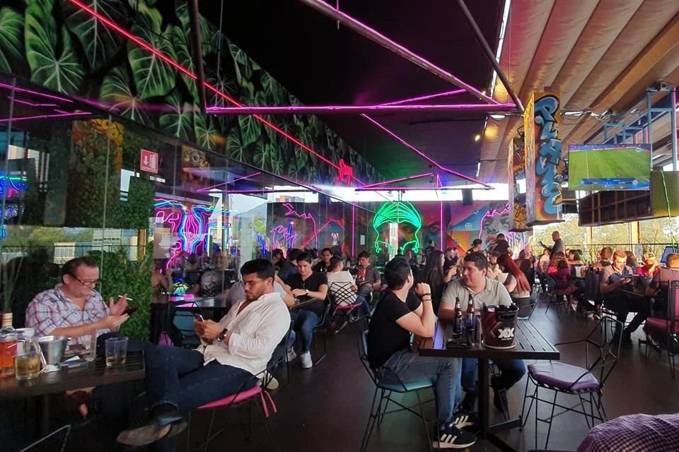 El viernes, el restaurante bar Sayulita en Plaza Lúa, en San Pedro, lució abarrotado, sin respetar el límite de cupo de 30 por ciento de la capacidad.