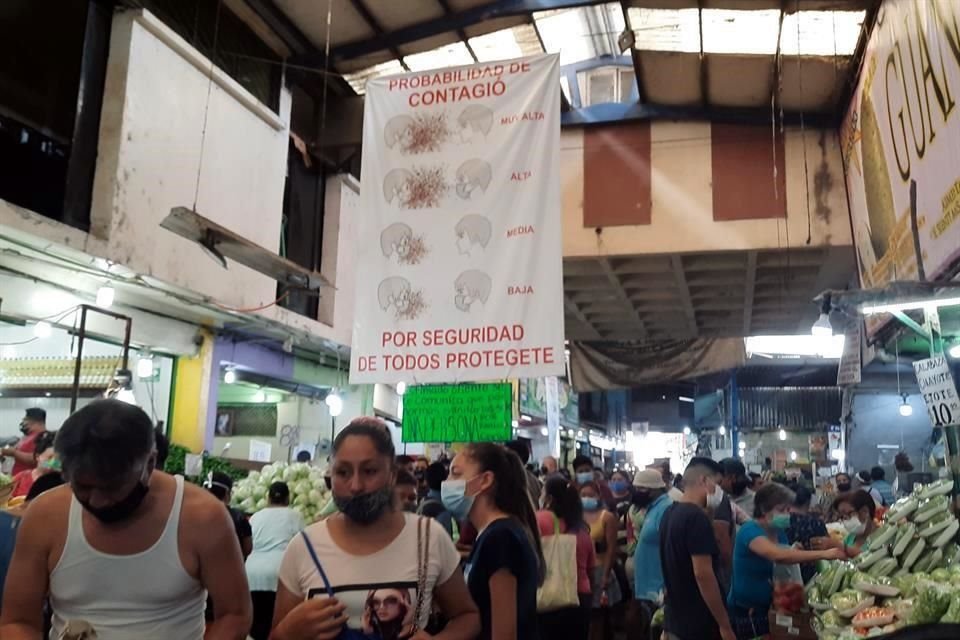 En el Mesón Estrella, ayer se permitió la aglomeración de la gente, pese a ser un lugar cerrado.