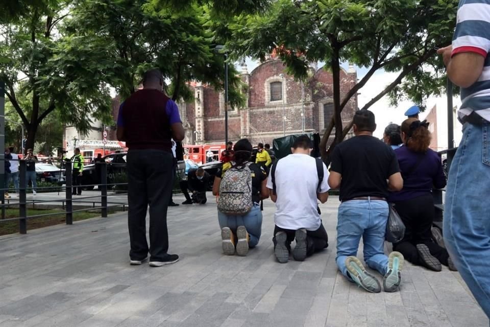 Luego de que la iglesia de la Santa Veracruz se incendiara tres veces este domingo, fieles que pasaban por el lugar se hincaron y comenzaron a rezar para pedir que el fuego cediera.