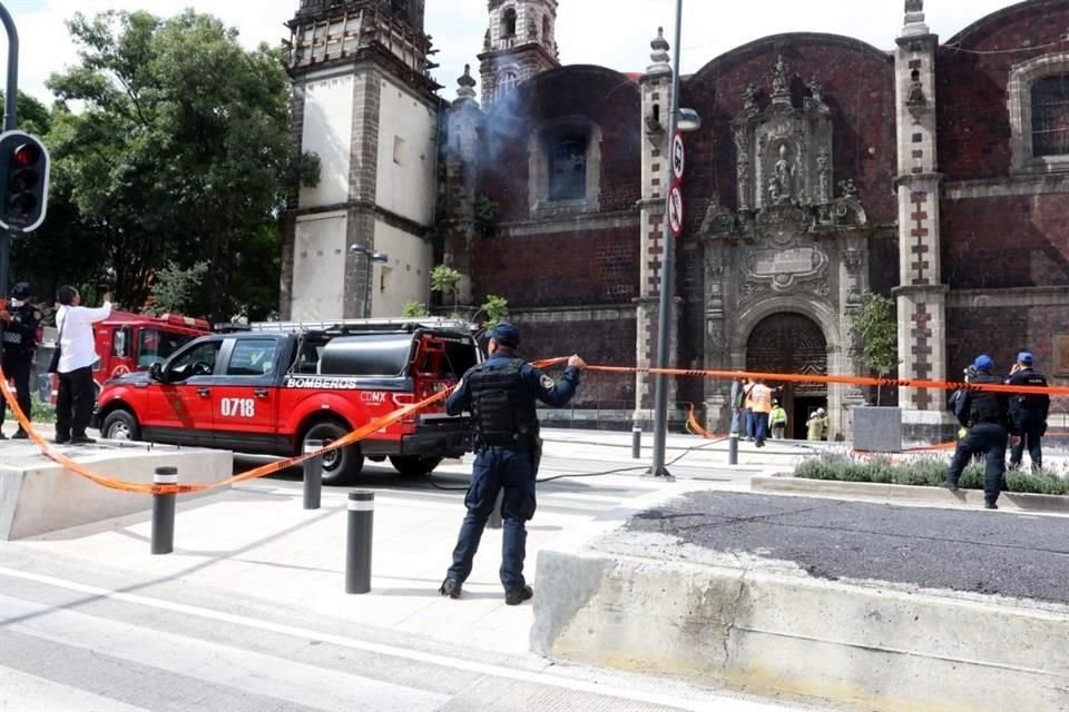 En el lugar se encuentran elementos de Protección Civil y Bomberos para sofocar el incendio.