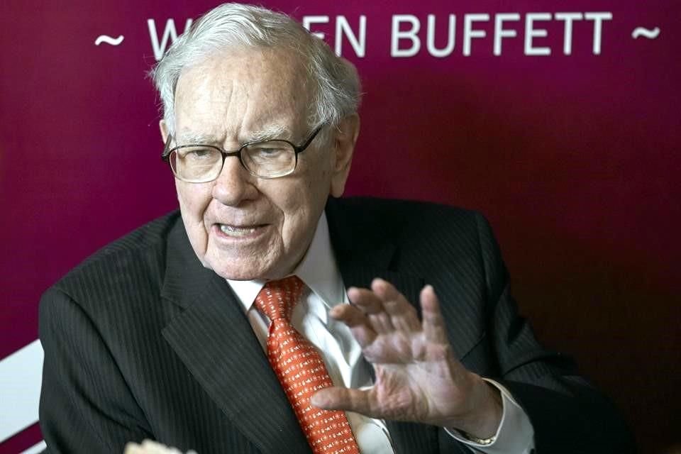 El inversionista Warren Buffett comparó la IA con la bomba atómica y dijo que el mundo ha dejado salir al 'genio de la botella'.