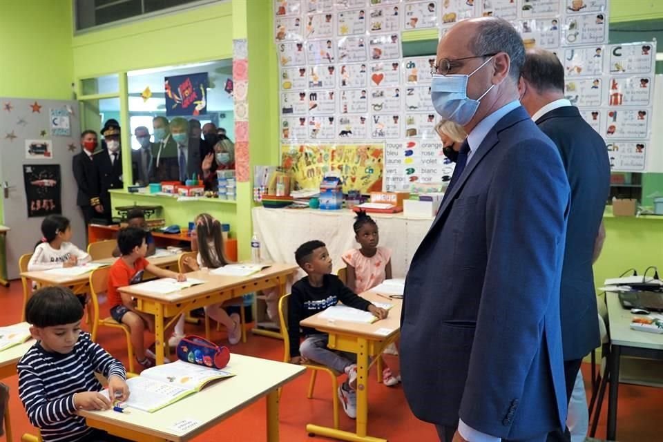 El Ministro de Educación de Francia, Jean-Michel Blanquer, visita un salón de clases durante el regreso a las escuelas.