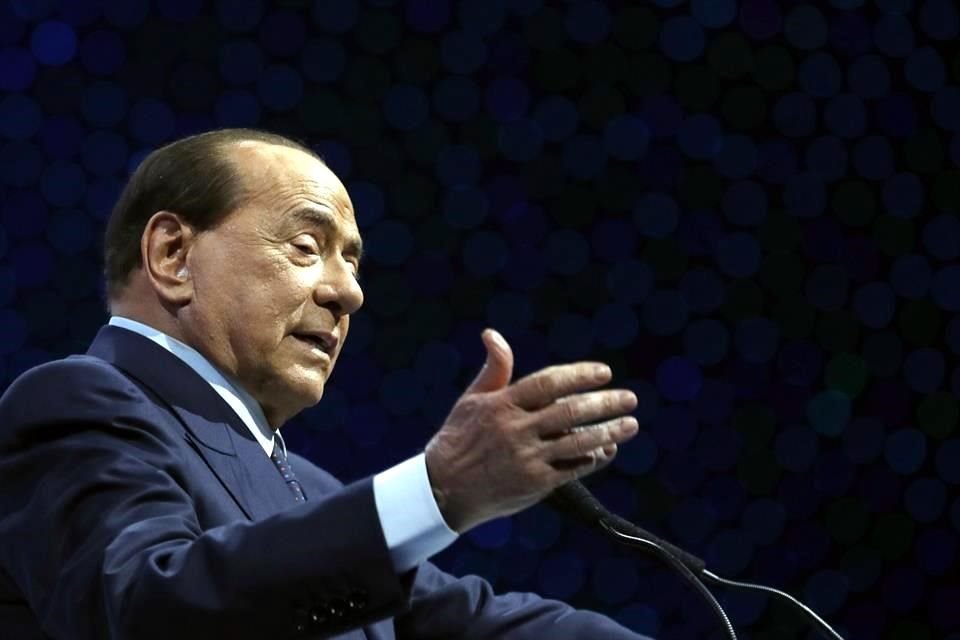 El ex Primer Ministro Silvio Berlusconi, quie sigue involucrado en la política, anunció que trabaja aislado.