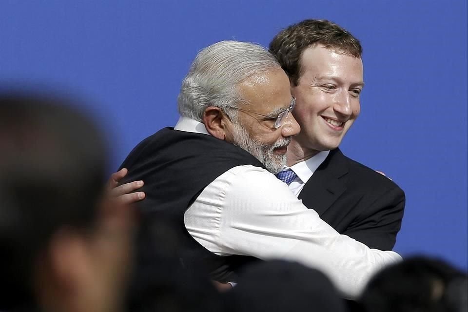 El director de Facebook, Mark Zuckerberg, abraza al Primer Ministro de India Narendra Modi.