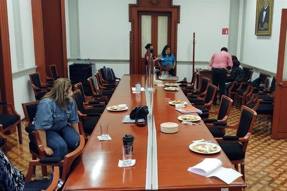 Desde la tarde, algunas personas mantienen 'tomada' la sala de juntas del edificio ubicado en la calle República de Cuba, en el Centro Histórico.