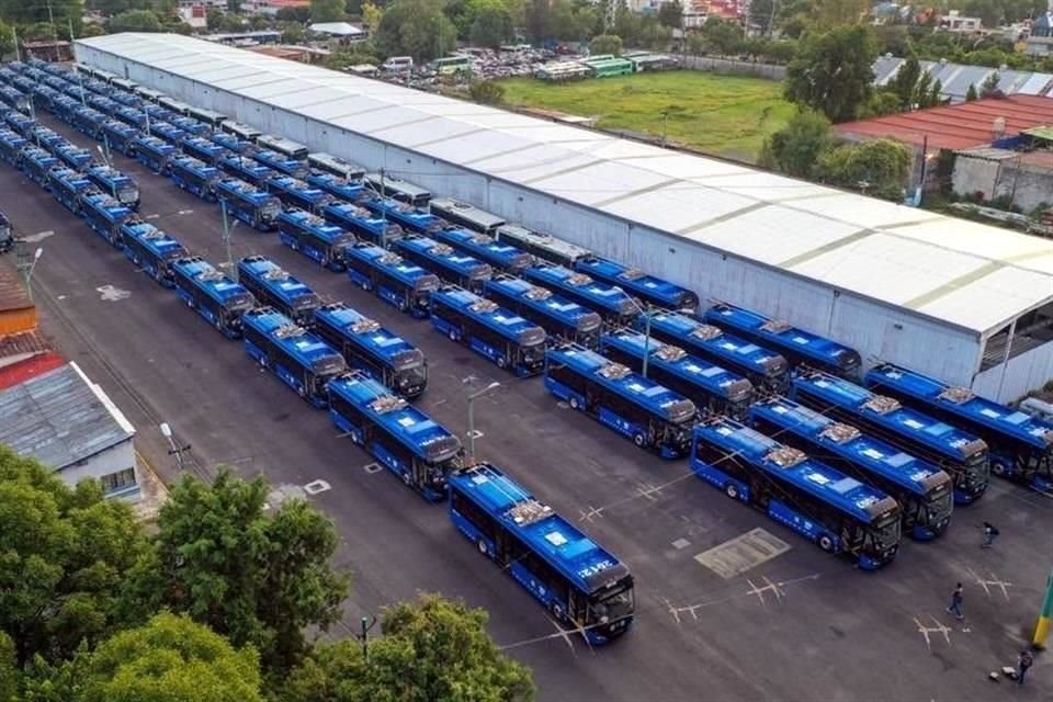 De 18.6 kilómetros de trayecto, los 108 trolebuses de doble capacidad avanzarán sobre 7.2 kilómetros de un viaducto elevado, una parte construida al centro de la Autopista México-Puebla. 