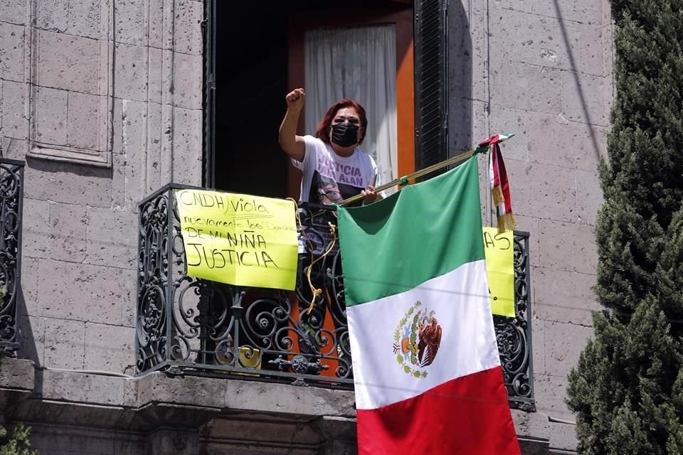 La protesta dentro de la sede de la CNDH inició ayer.