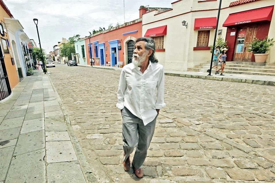 El artista recorría cotidianamente las calles del Centro de Oaxaca, una ciudad en que sembró diversas instituciones culturales.