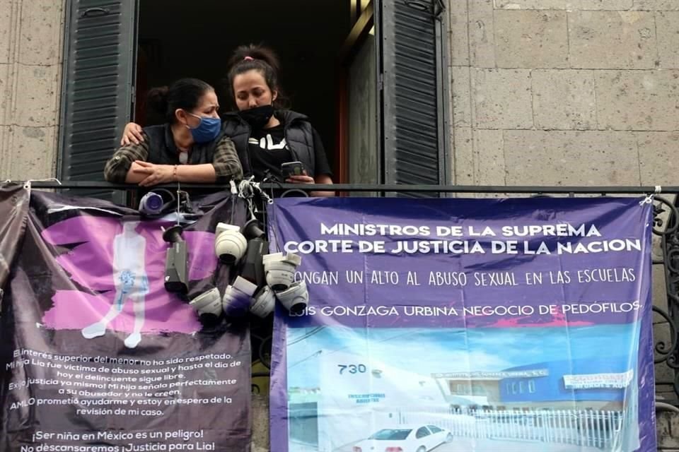 Desde el pasado miércoles, dos madres de San Luis Potosí mantienen tomada las oficinas, sin embargo, este viernes el grupo de feministas entró para apoyarlas en su protesta.