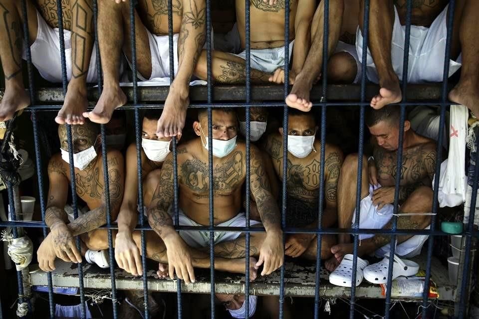 En el Centro Penal de Quezaltepeque hay mil 776 reclusos de las pandillas rivales Mara Salvatrucha y Barrio 18. La mayoría de ellos fueron puestos en celdas compartidas.