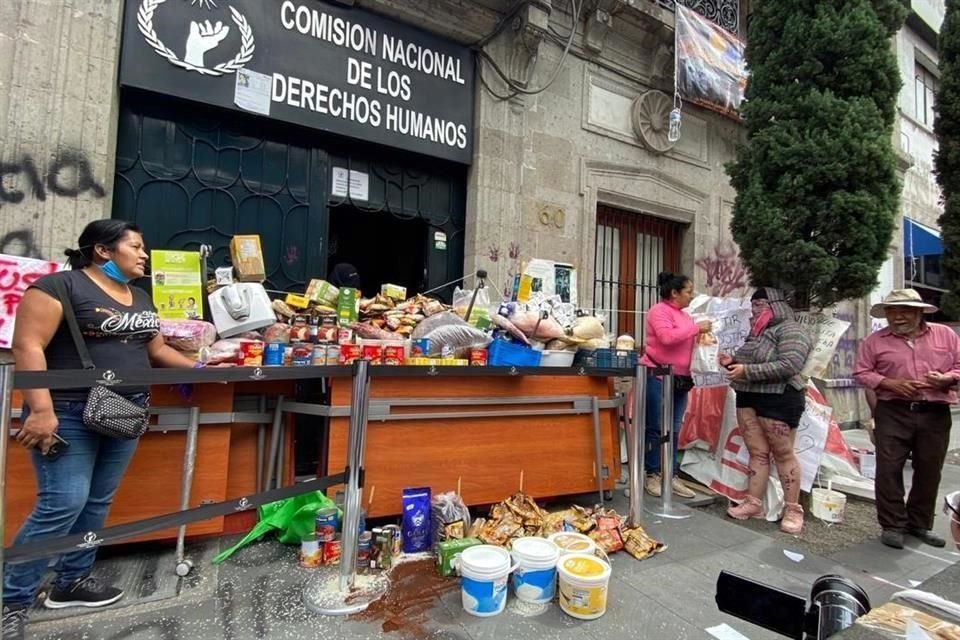 Las mujeres pusieron en una mesa toda la comida encontrada dentro de las instalaciones.