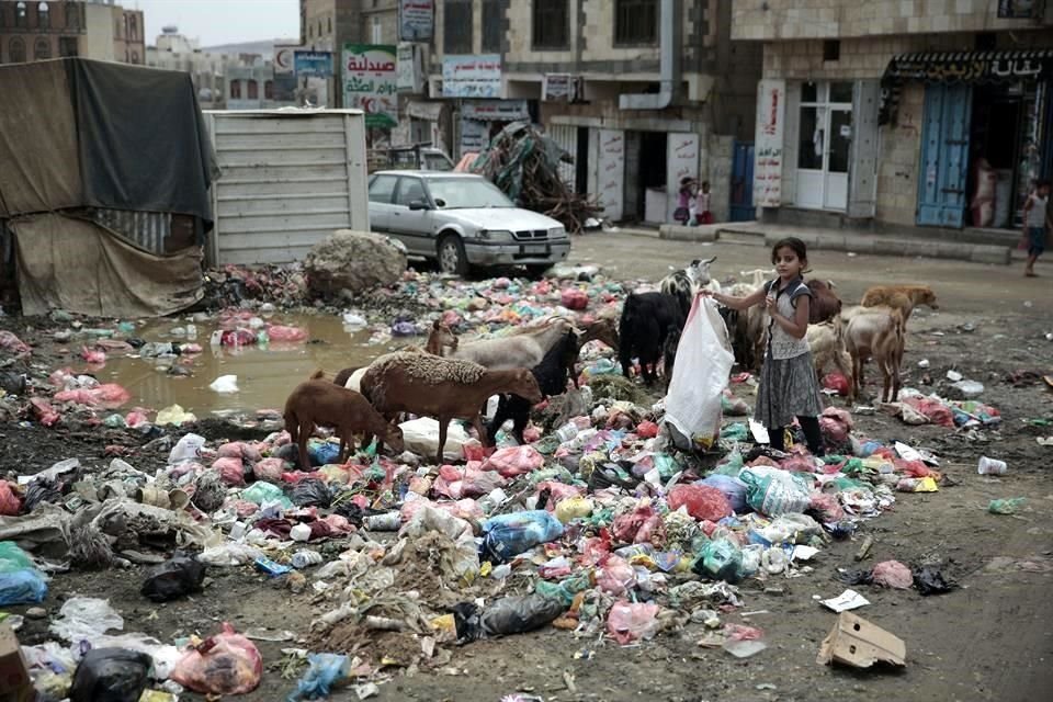 Una niña busca materiales reciclabes en la basura, en Sanaa, Yemen, en una foto de 2017.